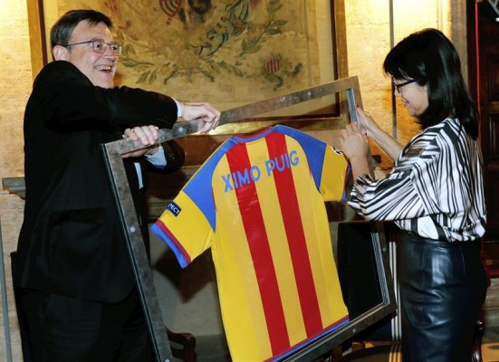 Puig recibe la camiseta de la senyera de Lay Hoon