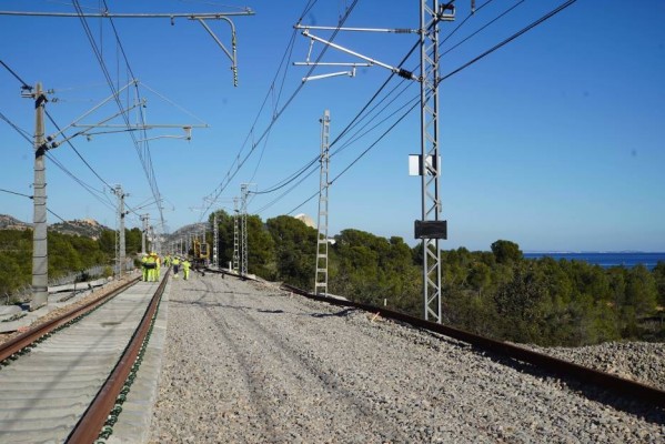 Los socios del Gobierno y el PP apremian a Sánchez con las obras del Corredor y el PSOE se abstiene