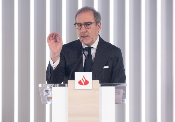 Héctor Grisi, CEO del Santander, recibe 22.616 acciones y 96.585 opciones de la entidad