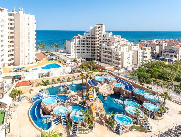 Los nuevos gestores de Marina d'Or promueven un ERE que afecta a tres cuartas partes de los empleos fijos