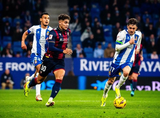 El Levante renueva a Andrés García hasta 2027
