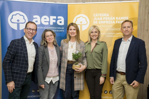 La Cátedra Juan Perán de Empresa Familiar de la UMH homenajea a su exdirectora Nunci Serrano