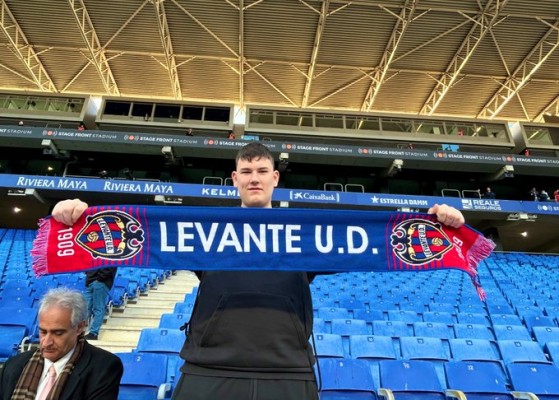Cartulinas negras en el Ciutat para recibir al colegiado del Levante-Leganés