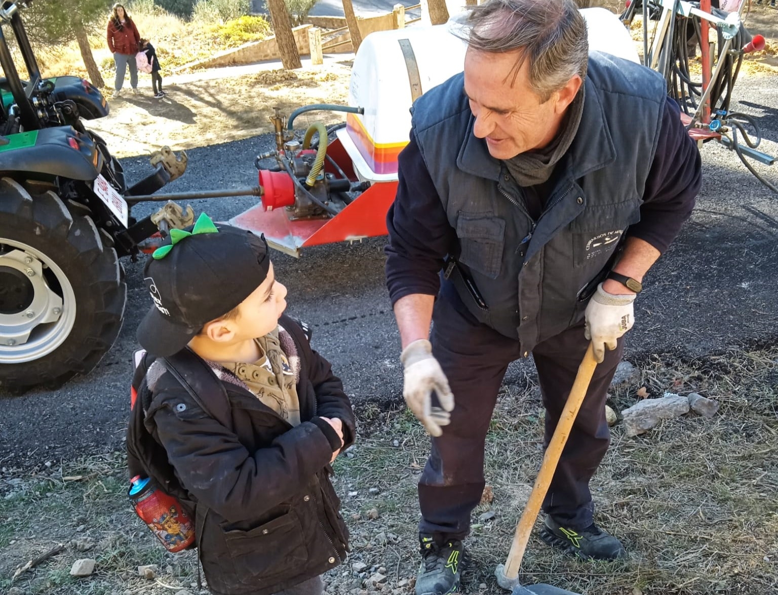 Más de 30 niños reforestan Montán con especies resistentes al fuego para prevenir incendios