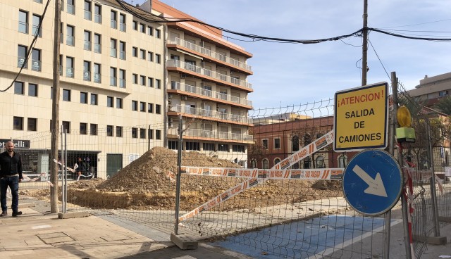 Dénia sufre otro revés y paraliza la plaza del viejo ambulatorio al aparecer cimientos de antiguas construcciones


