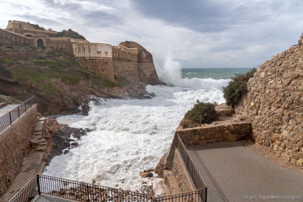 Vientos de hasta 70 kilómetros y olas de tres metros ponen en alerta las zonas de Costa del Mar Menor, La Manga y La Azohía