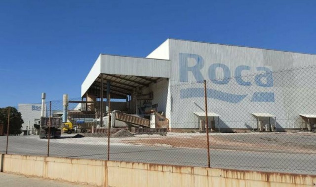 Lamosa para la producción en Roca Tiles y plantea despedir a tres cuartas partes de la plantilla 