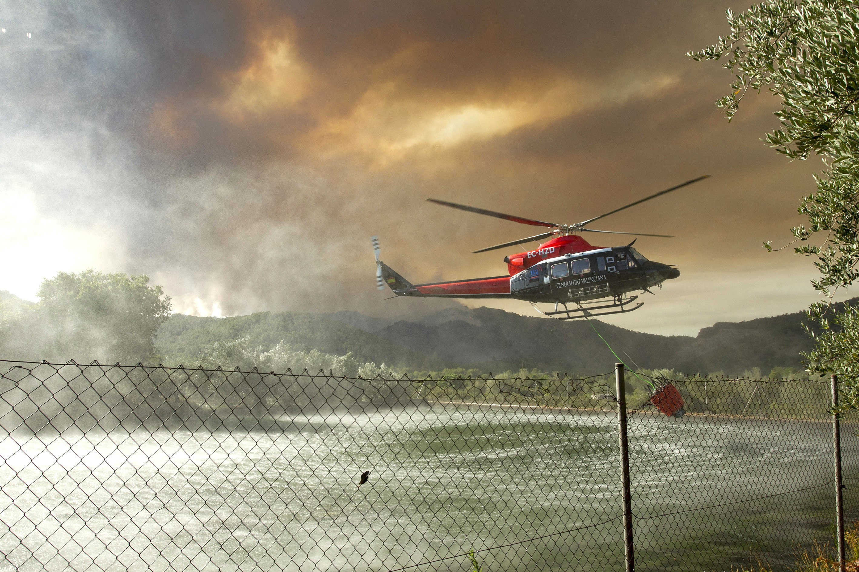 El incendio de Artana quema más de 1.400 hectáreas de masa forestal y sigue avanzando