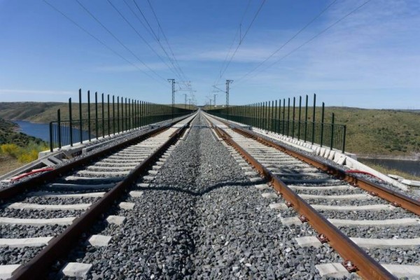 El Gobierno encarga los carriles para las nuevas líneas de alta velocidad por 111 millones de euros