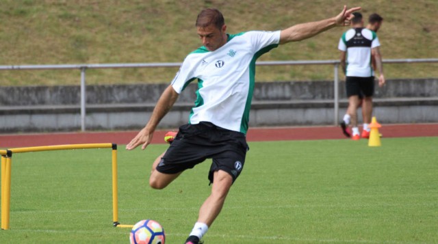 Poyet dispone de los 24 jugadores desplazados a Alemania