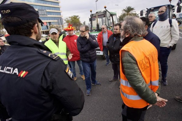 Las consecuencias de la tractorada en Murcia: agricultores a pie cortan los accesos por Ronda Sur