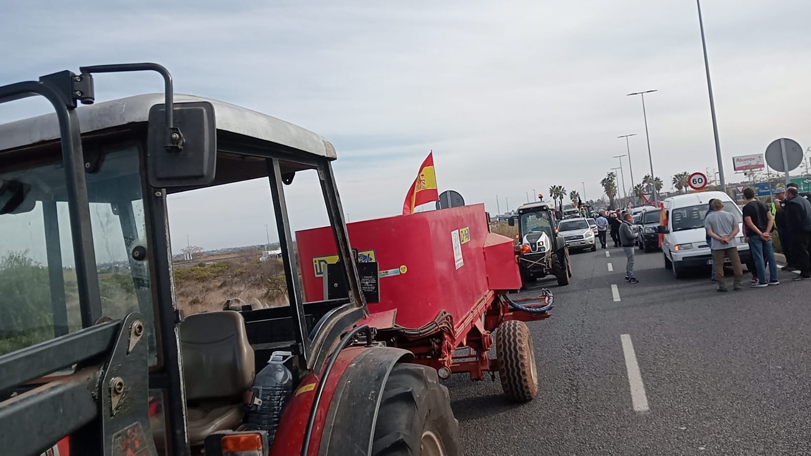La protesta de agricultores provoca atascos en la N-340 y la ronda en Castellón