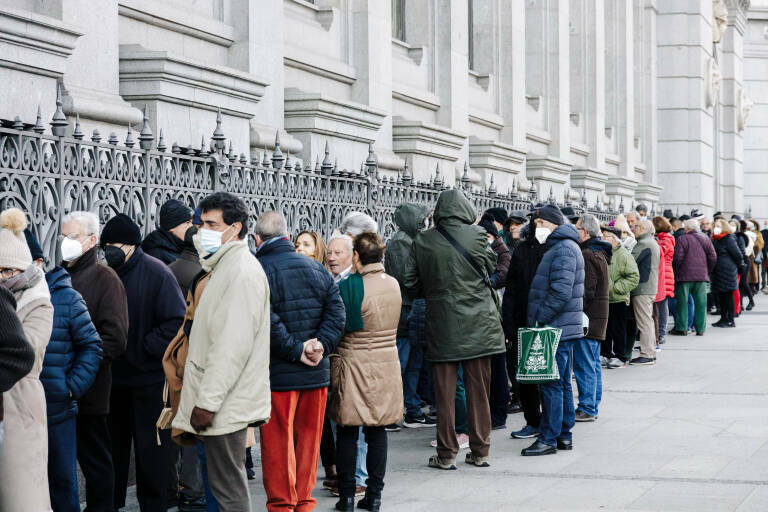  Cola de gente en la sede del Banco de España de Madrid para comprar Letras. Foto: Carlos Luján / Europa Press
 - 