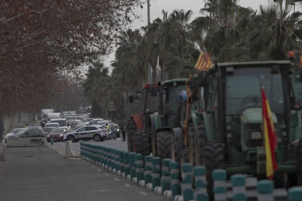 La protesta de agricultores en València provoca cortes de carretera y numerosos atascos