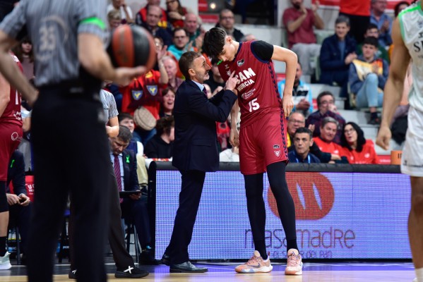 El UCAM CB renueva al joven pívot Fabián Flores hasta 2027 tras su debut en la Liga Endesa 