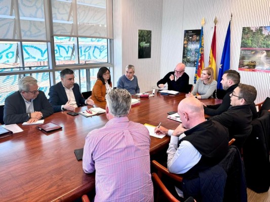 Infraestructuras estudia mejoras en el servicio de taxi hasta el aeropuerto de València
