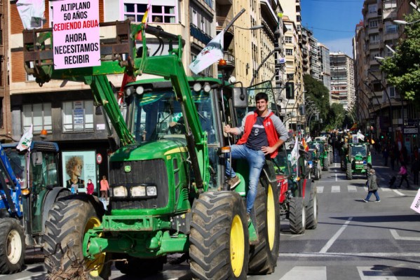 López Miras se pone del lado de los agricultores: 