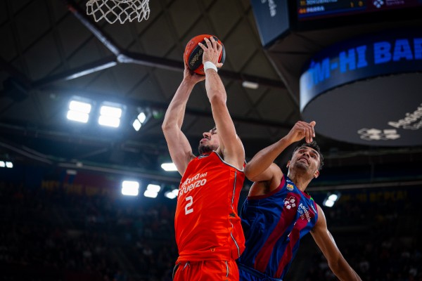El Valencia Basket asalta el Palau Blaugrana con una demostración de carácter