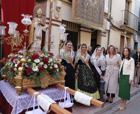 Begoña Carrasco reivindica las tradiciones y les 'festes de carrer' en el día grande de Sant Blai