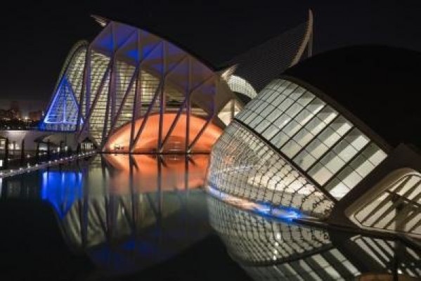 La Ciutat de les Arts i les Ciències se ilumina de color azul y naranja por el Día contra el Cáncer