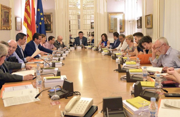Los grupos aplazan el proceso de RTVV: suspenso y a septiembre