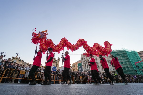 València da la bienvenida al Año Nuevo Chino con una cabalgata en honor a la 