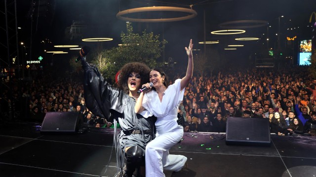 Cientos de personas festejan en la calle el Benidorm Fest en una vibrante fiesta a los pies del Tecnohito