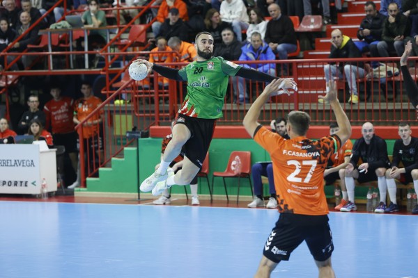 El Fertiberia lucha pero cae contra Torrelavega