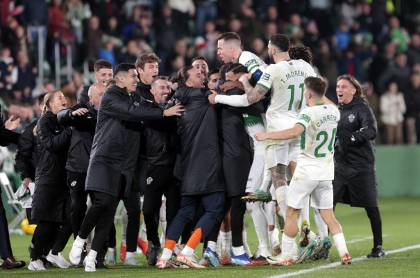 El Elche vence la resistencia del Burgos y duerme en posiciones de 'play-off' de ascenso