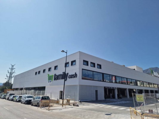 Family Cash seleccionará a
casi 100 profesionales para su nuevo 'híper' en Petrer