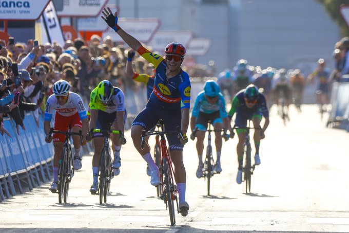 El italiano Jonathan Milan (LTK) domina el esprint y logra la tercera etapa de la Volta