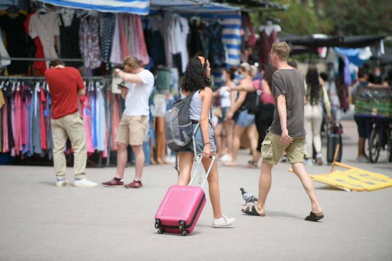 España recibió 85,1 millones de turistas internacionales en 2023, un 18,7% más