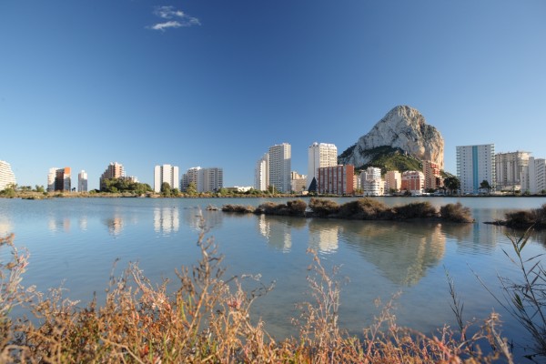 Una sentencia del TSJ  obliga al  Ayuntamiento de Calp a retirar mobiliario urbano de Las Salinas 