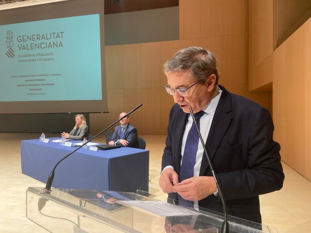 Rovira vincula la intención de Alegría de regular los móviles con el informe PISA