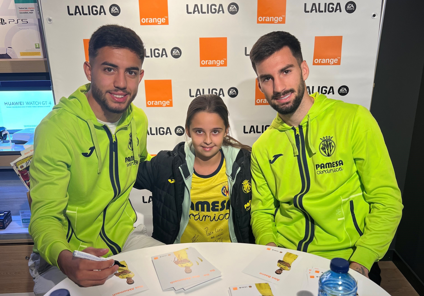 Ilias Akhomach y Álex Baena posan junto a una pequeña aficionada del Submarino. VILLARREAL CF - 