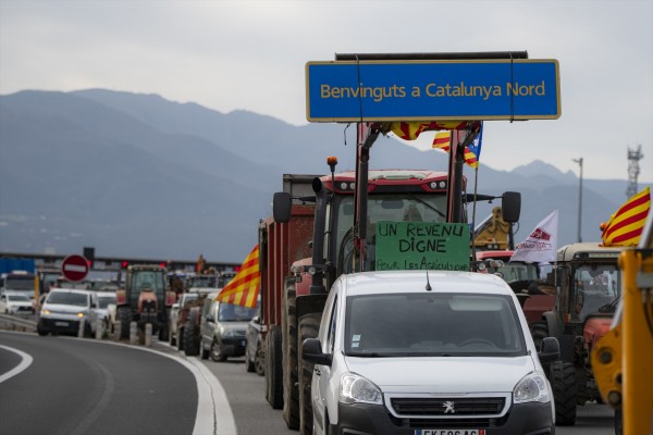 Sánchez habla con Macron sobre los agricultores y condena el 