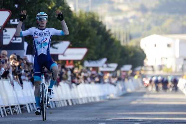 El esloveno Mohoric sorprende en la última bajada y se lleva la segunda etapa de la Volta