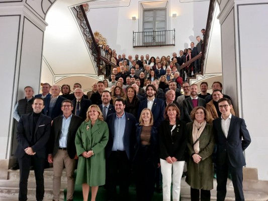 Más de 100 ediles independientes se unen para consolidar la confederación municipal