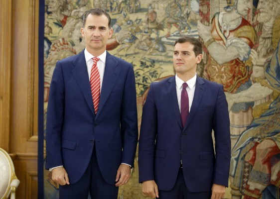 Rivera plantea al Rey dos opciones: Gobierno de PP, PSOE y C's sin Rajoy o abstención general