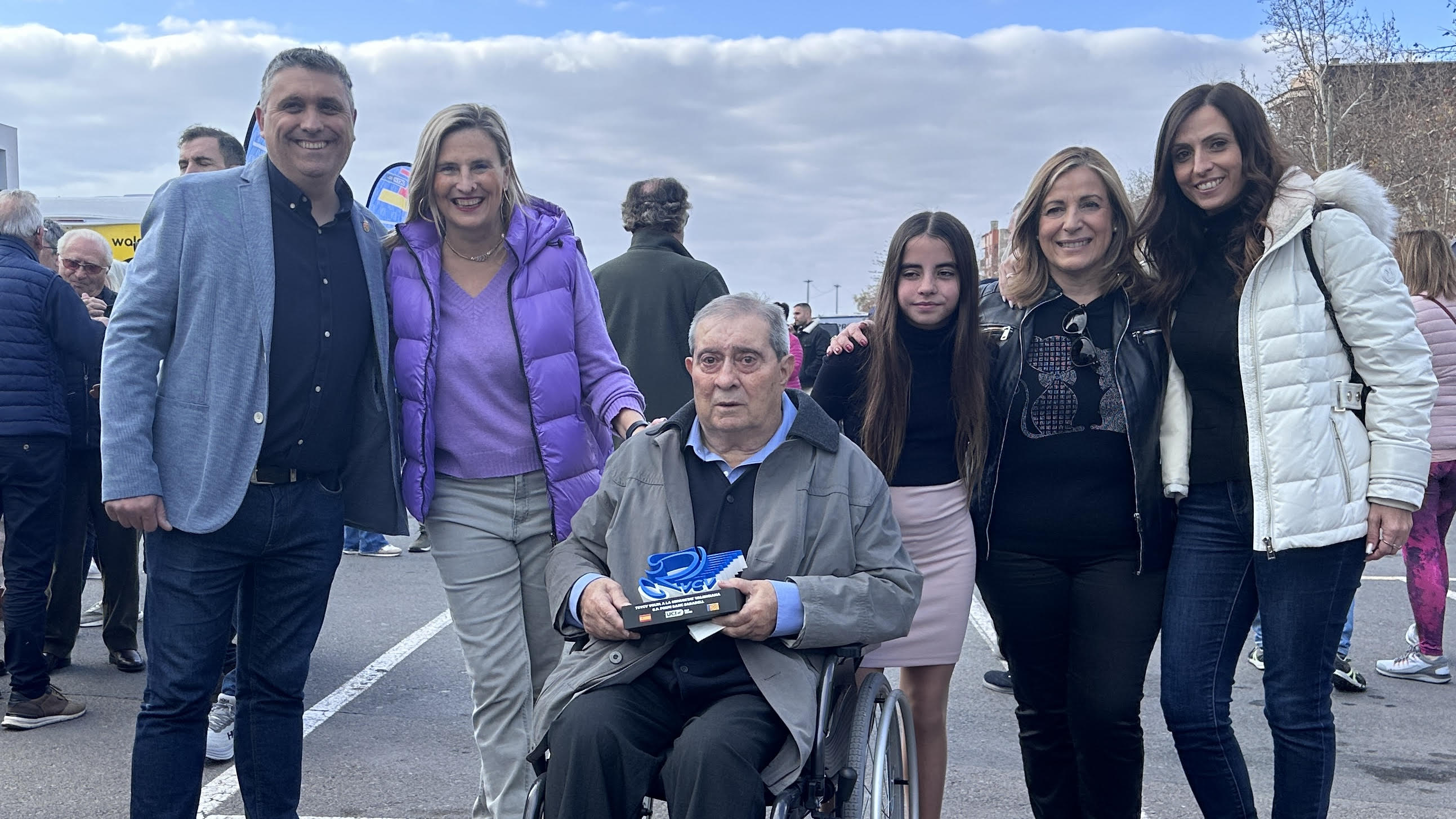 La Volta Ciclista a la Comunitat homenajea a Paco Soliva en la salida en Benicàssim 