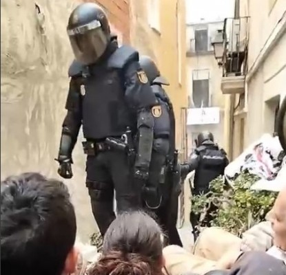 Siete heridos leves en un desahucio en el Casco Antiguo de Alicante, entre ellos, el edil de EU 