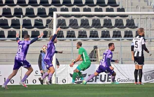 El Yeclano defiende el liderato de Segunda RFEF en casa ante el Racing Cartagena en un derbi 