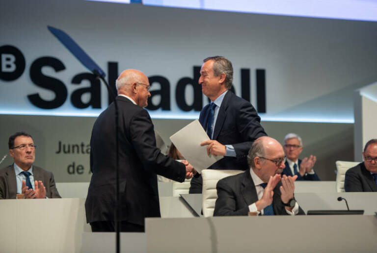  Josep Oliu (izaquierda) y César González-Bueno, en la junta de accionistas de marzo pasado. Foto: RAFA MOLINA
 - 