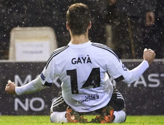 Gayà se alía con la fortuna y salva el triunfo del Valencia