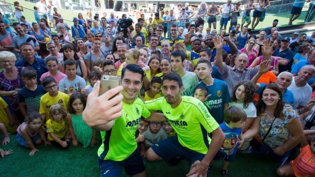 La afición del Villarreal CF da la bienvenida a Andrés Fernández y José Ángel