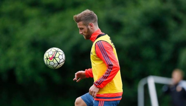 Mustafi llega a Paterna con su futuro por decidir