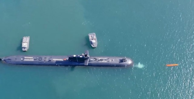 El submarino S-81 ensaya en el Puerto de Cartagena con lanzamientos de maquetas desde los tubos lanzatorpedos