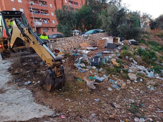 Torrent retira 32 toneladas de basura acumulada durante años junto al barranco