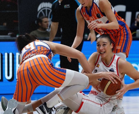 Nadia Fingall se da un festín en la despedida de Valencia de la Euroliga
