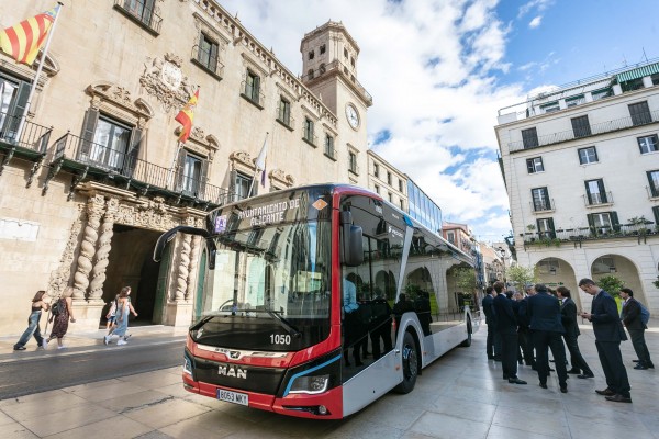 Alicante amplía a junio el bus gratis para jóvenes y a enero de 2025 la reducción al 50% de los bonos